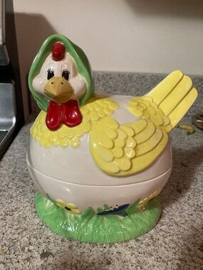 Vintage ceramic hen/chicken floral decor
